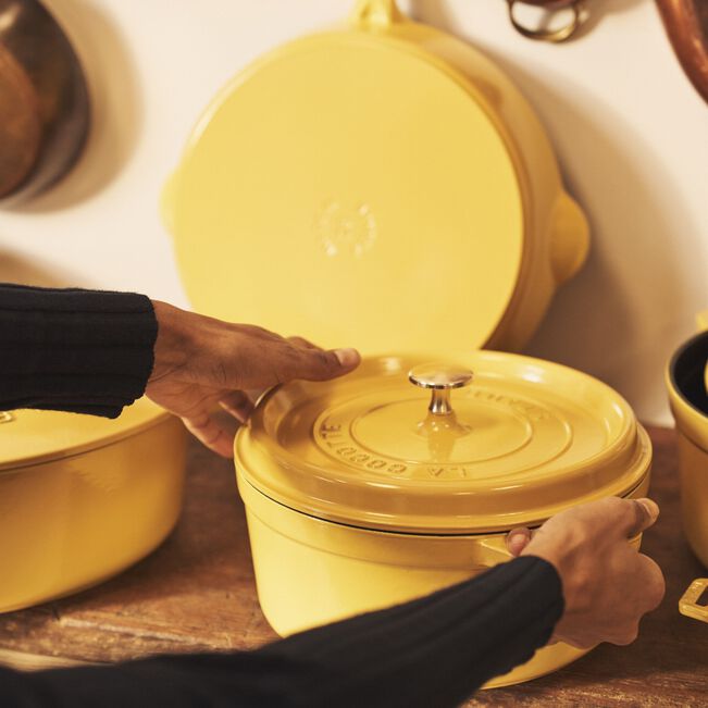 Staub Cast Iron 4 qt, Round, Dutch Oven w/ Cast Iron Lid